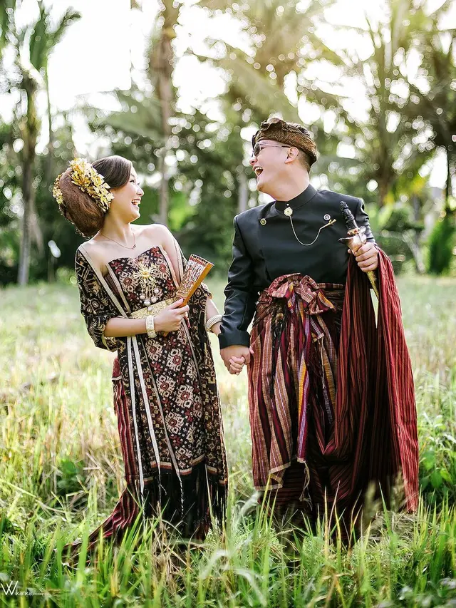 Potret Boy William dan Karen Vendela Pakai Busana Adat Bali, Tampil Serasi. (Sumber: Instagram/wikankaphotography)