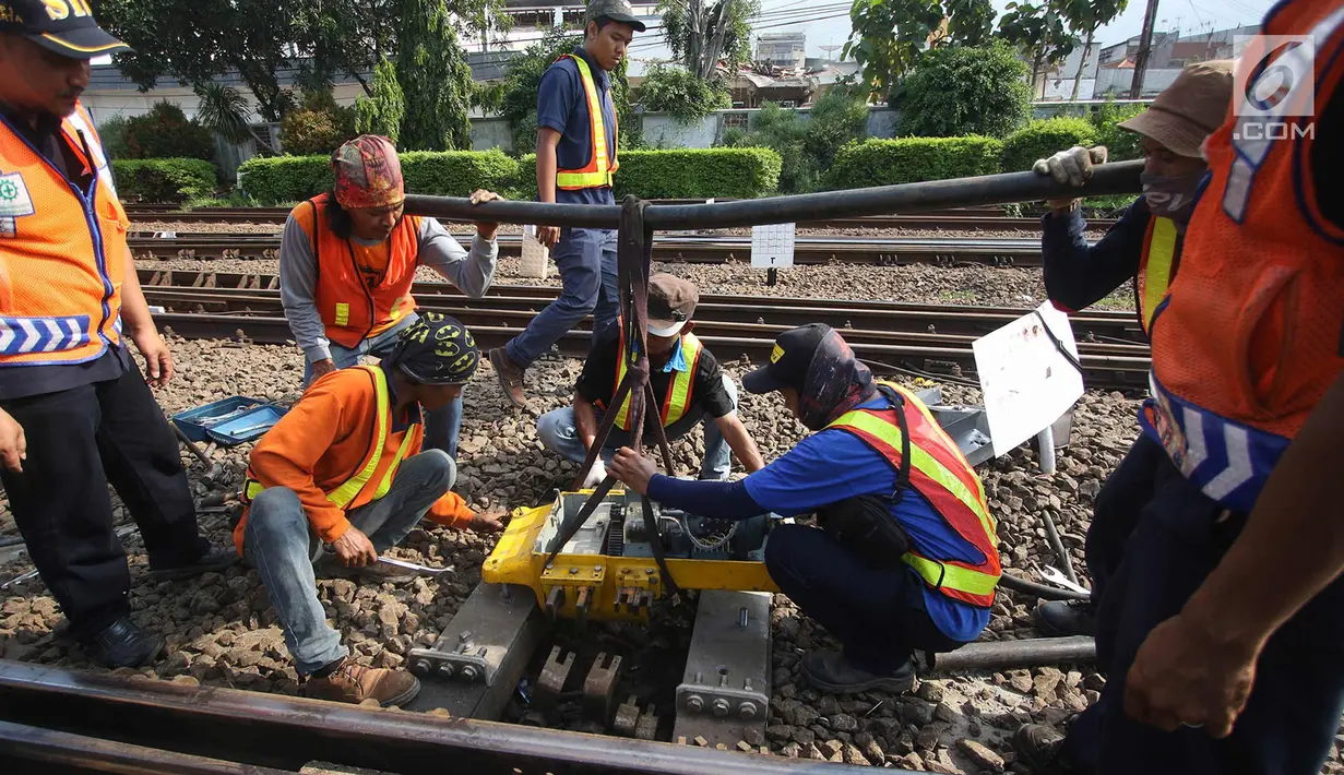 Petugas memperbaiki rel Kereta rel listrik (KRL) Jabodetabek rute Depok-Jatinegara yang mengalami anjlok di Stasiun Jatinegara, Jakarta Timur, Senin (30/10). Peristiwa itu berdampak keterlambatan perjalanan kereta lainnya. (Liputan6.com/Immanuel Antonius)
