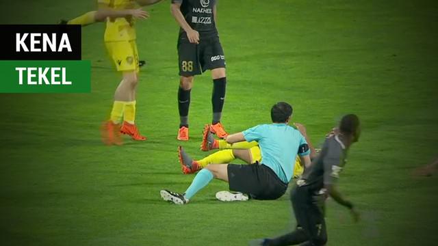 Berita video pemain klub Uni Emirat Arab, Al Wasl, Ali Salmin, yang tak sengaja menekel keras wasit saat pertandingan berlangsung.