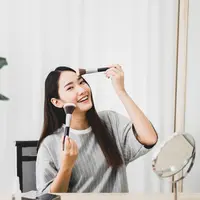 Ilustrasi perempuan mengaplikasikan makeup. (c) GBALLGIGGSPHOTO/Depositphotos.com
