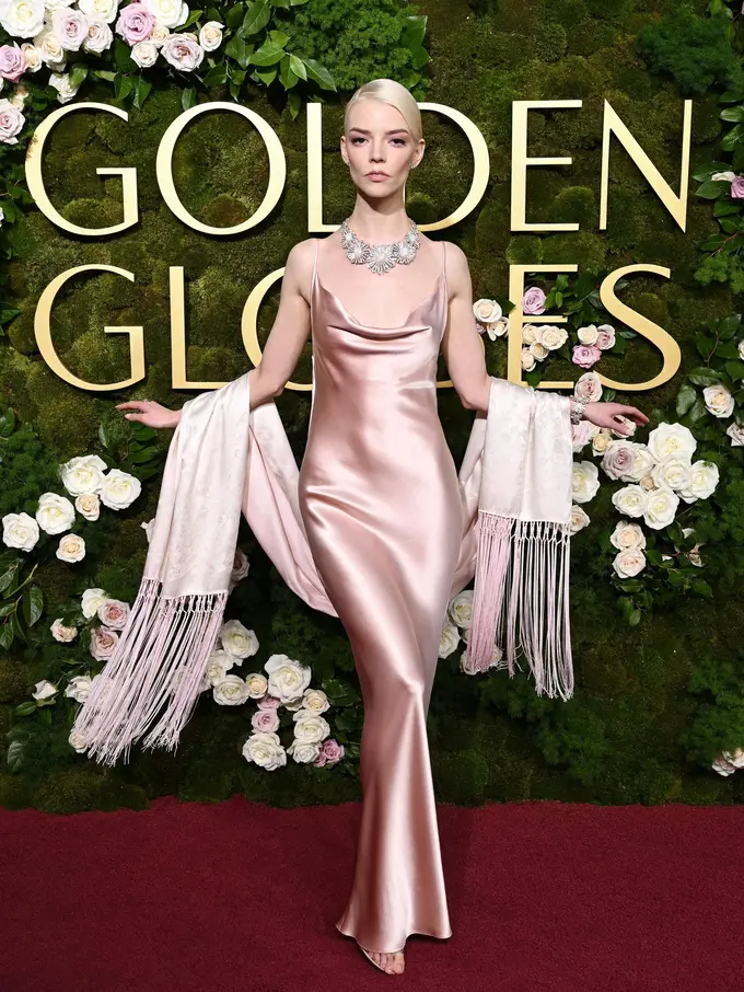 Anya Taylor-Joy Tampil Elegan dengan Sentuhan Old Hollywood di Golden Globes 2025