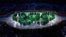 Kemeriahan pada upacara pembukaan Olimpiade 2016 di Rio de Janeiro, Brasil, (5/8). Panitia langsung menampilkan berbagai aksi kesenian tradisional Brasil yg diberi sentuhan modern. (REUTERS/Fabrizio Bensch)
