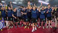 Penyerang Inter Milan, Lautaro Martinez (tengah), memimpin rekan-rekannya merayakan keberhasilan menjuarai Coppa Italia 2025/2026 setelah mengalahkan Lazio di pertandingan final yang digelar di Olimpico Stadium, Roma, Kamis (14/5/2026) dini hari WIB. (AP Photo/Andrew Medichini)