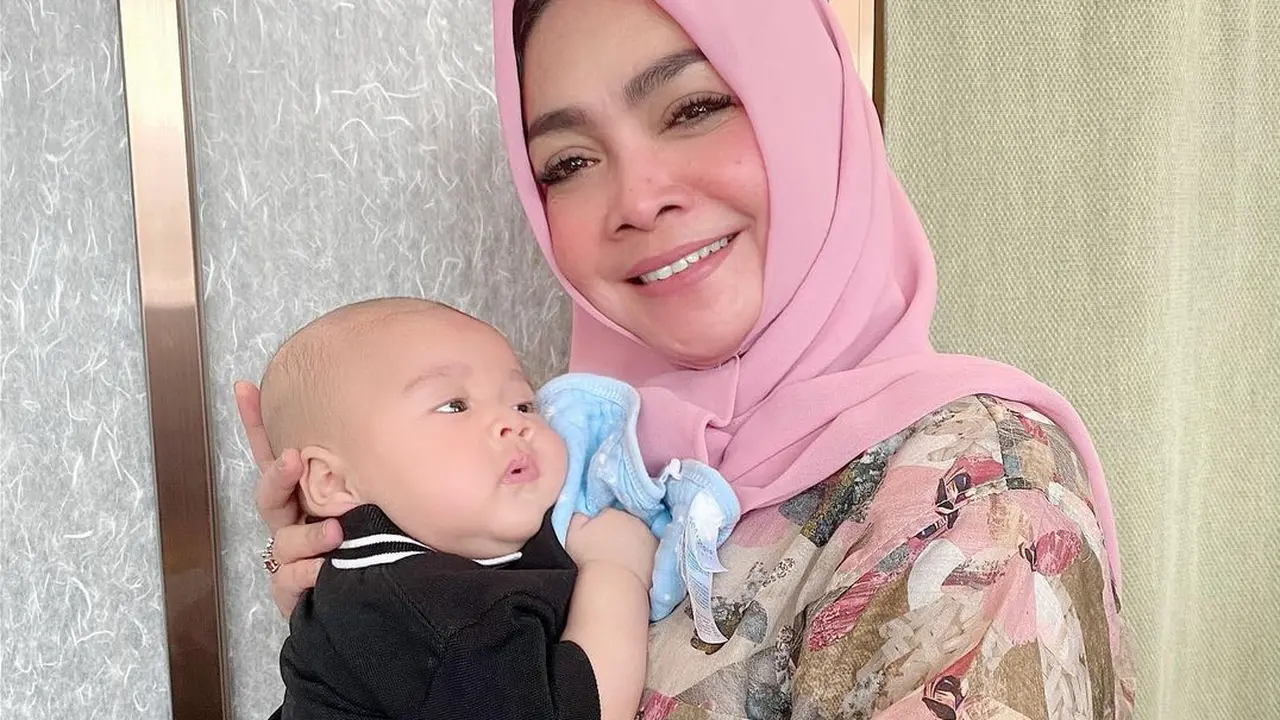 Potret Cantik 6 Seleb Indo Bersama Cucu, Awet Muda walau sudah Jadi Nenek