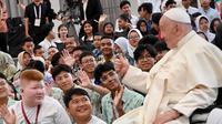 Paus Fransiskus kenakan sepatu lawasnya ke Indonesia, intip detailnya! (@franciscus)