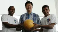 HarryWidjaja (tengah) & AlberthYomo (kiri) & DemianusHoway_UniPapua_(Bola.com/Arief Bagus)