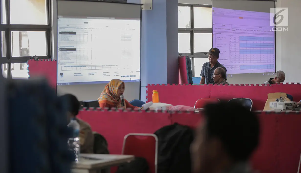 Petugas PPK merekapitulasi hasil penghitungan perolehan suara Pemilu 2019 pada tingkat kecamatan di Gelanggang Remaja Kelapa Gading, Jakarta, Senin (22/4). PPK mulai melakukan rekapitulasi surat suara dari seluruh TPS di tiap kelurahan di daerah tersebut. (Liputan6.com/Faizal Fanani)