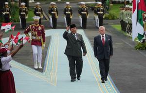 Presiden Republik Indonesia, Prabowo Subianto, mendampingi Raja Yordania Hasyimiah, Abdullah II Ibn Al Hussein (kanan), memeriksa pasukan jajar kehormatan selama upacara penyambutan sebelum pertemuan mereka di Istana Merdeka, Jakarta, Jumat 14 November 2025. Presiden Republik Indonesia Prabowo Subianto menerima kunjungan Raja Yordania Hasyimiah, Abdullah II Ibn Al Hussein. (AP Photo/Achmad Ibrahim)