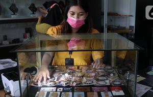 Pekerja merapikan emas di galeri 24 Pegadaian, Tangerang, Selasa (7/7/2020). Kenaikan harga emas Pegadaian khusus batangan 1 gram cetakan Antam di tengah lonjakan kasus virus corona menjaga permintaan untuk safe havenlogam mulia. (Liputan6.com/Angga Yuniar)