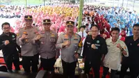 Kepala Polres Rokan Hulu AKBP Budi Setiyono bersama ribuan mahasiswa menyatakan tidak akan menjadi golput dalam Pilkada 2024 dan melawan berita hoax. (Liputan6.com/M Syukur)