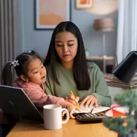 Membagi waktu bagi Ibu rumah tangga dengan kuliah. (Foto: Freepik)