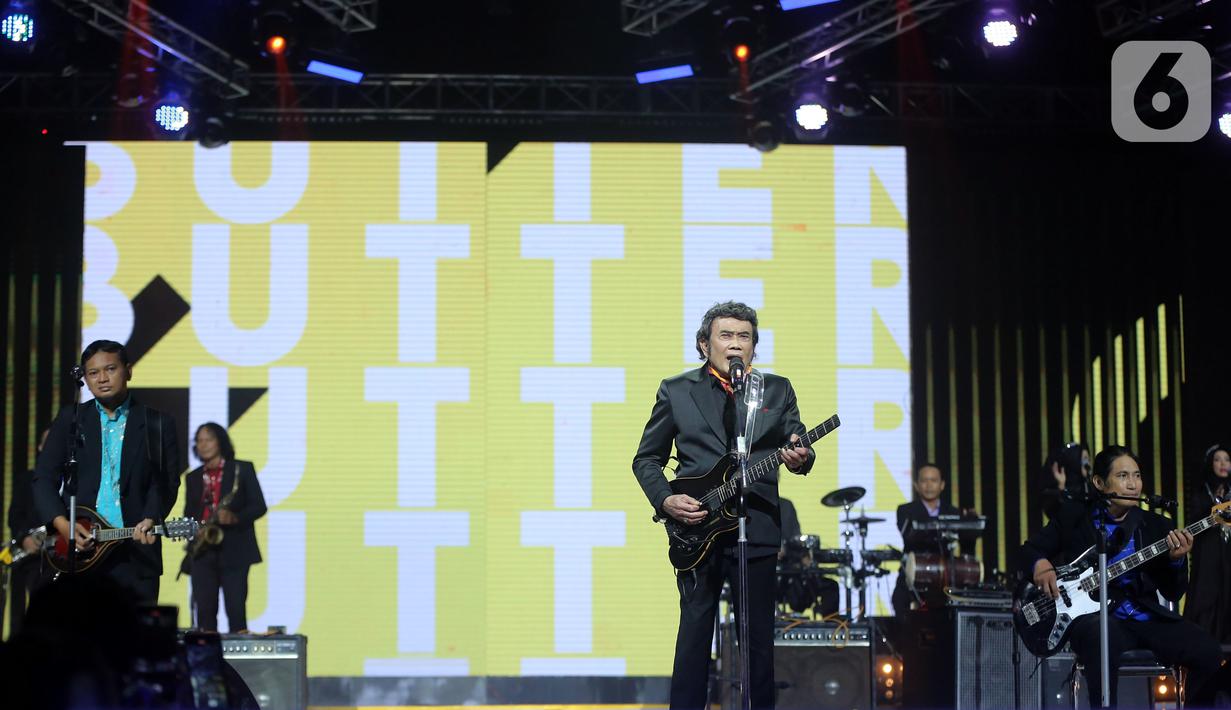 Penyanyi dangdut Rhoma Irama tampil pada acara HUT ke-28 Indosiar di Studio 6 EMTEK City, Jakarta, Rabu (11/1/2023). Rhoma Irama membawakan lagu berjudul "Butter" dari BTS dan duet bareng Menteri Pariwisata dan Ekonomi Kreatif Sandiaga Uno serta Gubernur Jawa Barat Ridwal Kamil saat membawakan lagu berjudul "275 Juta". (Fimela.com/Bambang E. Ros)