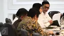 Menko Maritim dan Sumber Daya Luhut Binsar Pandjaitan sebelum mengikuti rapat terbatas di Kantor Presiden Komplek Istana Kepresidenan, Jakarta, Selasa (1/11). Rapat membahas perkembangan pembangunan proyek listrik 35.000 MW. (Liputan6.com/Faizal Fanani)