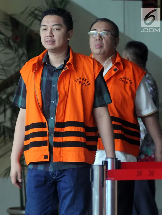 Tersangka penerima suap ayah dan anak, Wali Kota Kendari Adriatma Dwi Putra (depan) dan Calon Gubernur Sulawesi Tenggara Asrun seusai menjalani pemeriksaan lanjutan di Gedung KPK, Jakarta, Jumat (27/4). (Merdeka.com/Dwi Narwoko)