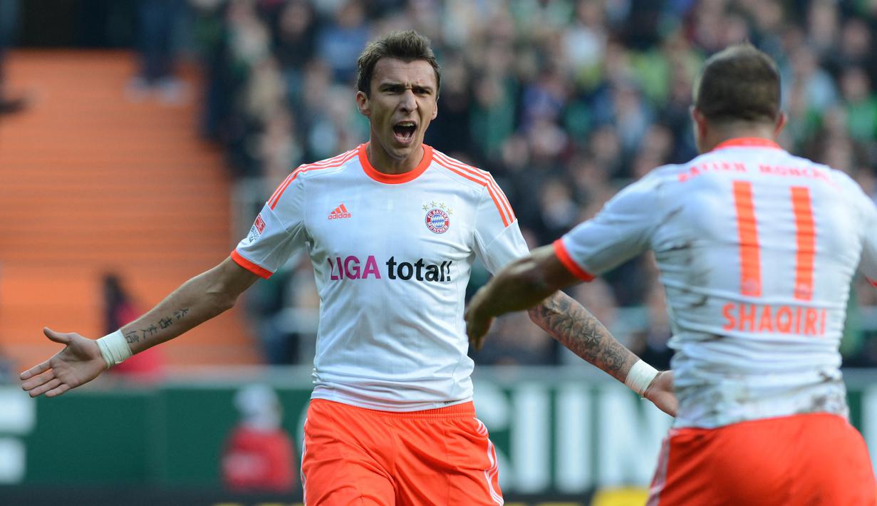 Mario Mandzukic. Striker Kroasia yang kini berusia 36 tahun dan telah pensiun pada Juli 2021 bersama AC Milan ini pernah berseragam Bayern Munchen selama 2 musim mulai 2012/2013 hingga 2013/2014. Ia didatangkan Bayern Munchen dari sesama klub Liga Jerman VfL Wolfsburg dengan nilai transfer 13 juta euro. Di musim debutnya bersama Bayern Munchen pada 2012/2013 ia berhasil mencetak total 22 gol dari 40 laga, dengan rincian 15 gol di Liga Jerman, 3 gol di Liga Champions, 2 gol di DFB Pokal dan 1 gol di ajang DFL Supercup. Pada awal musim 2014/2015 ia meninggalkan Munchen untuk bergabung dengan Atletico Madrid. (AFP/Johannes Eisele)