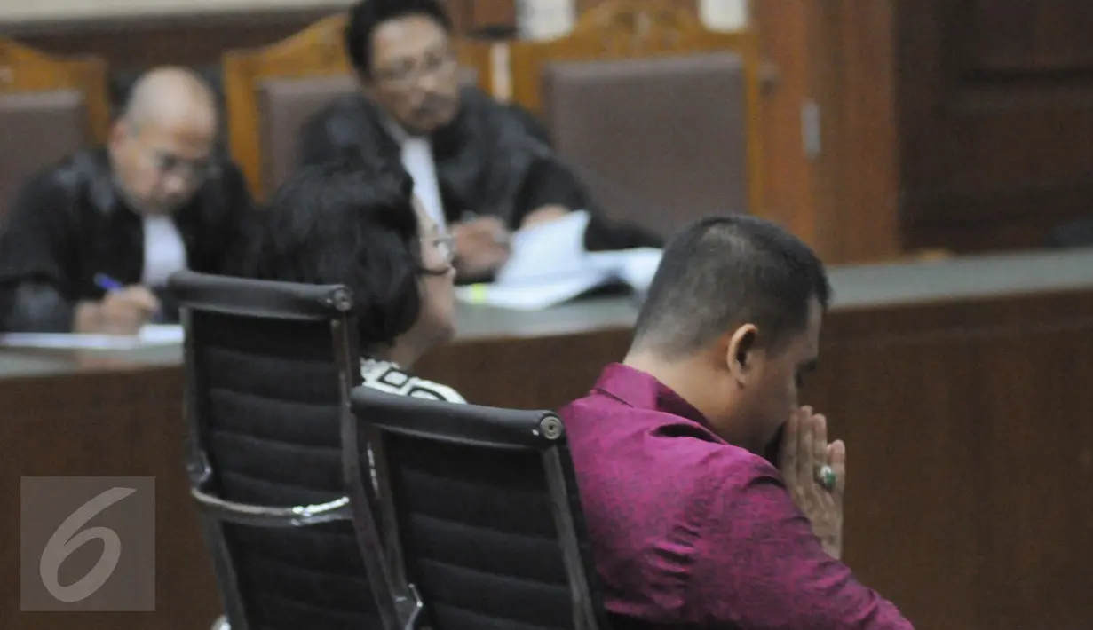 Samsul Hidayatullah mendengarkan pembacaan vonis di Pengadilan Tipikor Jakarta, Senin (21/11). Samsul dinyatakan bersalah menyuap Rohadi Rp 250 untuk pengurusan perkara pencabulan anak di bawah umur terdakwa Saipul Jamil. (Liputan6.co/Helmi Afandi)