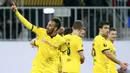 Penyerang Dortmund, Pierre-Emerick Aubameyang merayakan gol ke gawang FK Qabala pada laga Liga Europa di Stadion Backcell Arena, Azerbaijan, Jumat (23/10/2015). Dortmund berhasil menang 3-1. (Reuters/David Mdzinarishvili)