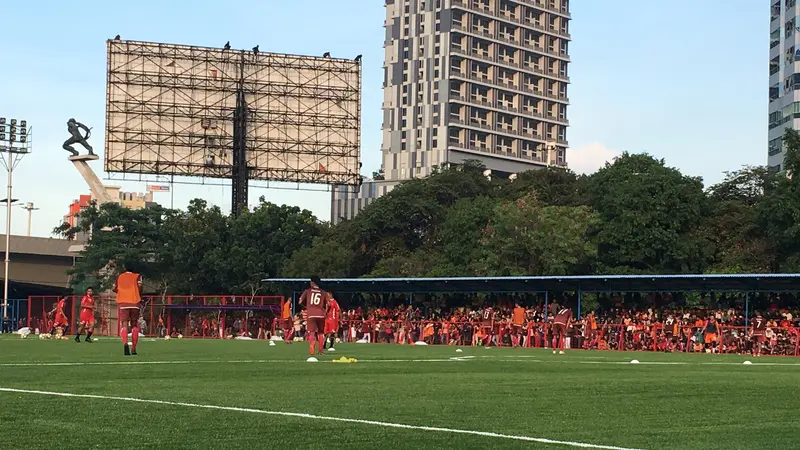 Persija Jakarta menggelar latihan perdana 2019 di venue latihan baru, Lapangan Pancoran, Jakarta, Senin (7/1/2019) sore.