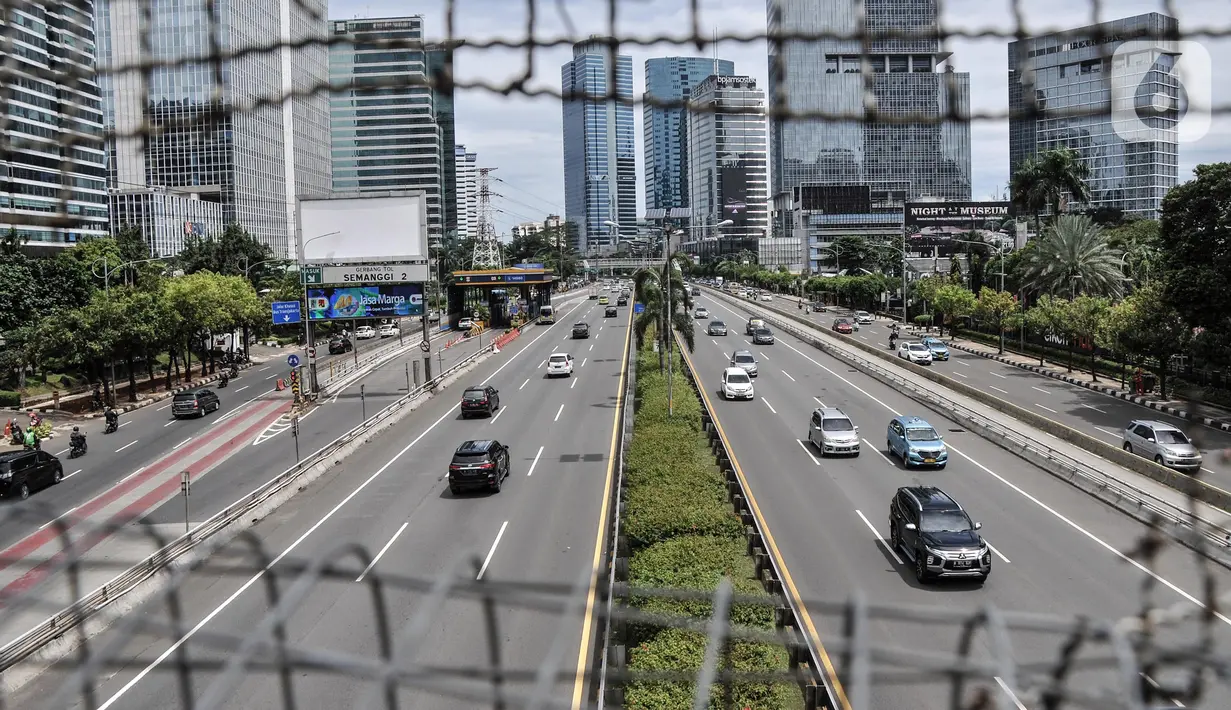 Kondisi lalu lintas di Tol Dalam Kota, Jakarta, Kamis (24/2/2022). Kenaikan tarif Tol Dalam Kota sesuai Keputusan Menteri PUPR No. 74/KPTS/M/2022 tanggal 31 Januari 2022. (merdeka.com/Iqbal S. Nugroho)