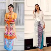 Erina Gudono tampil anggun dalam balutan kebaya encim berwarna oranye motif penari dipadu kain batik Betawi berwarna sky blue. Penampilannya dipermanis dengan anting dan kalung mutiara. [Instagram/erinagudono]