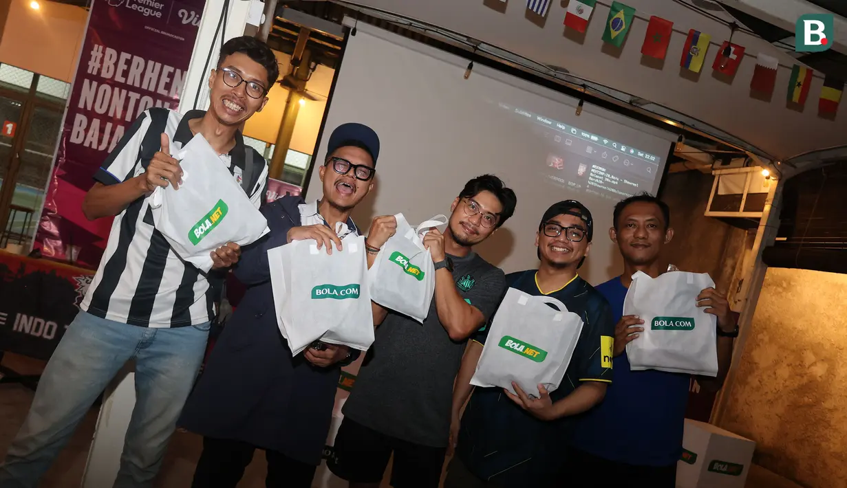<p>Sejumlah pendukung Newcastle United yang tergabung dalam Indo Toon Army mendapatkan tote bag setelah berhasil menjawab kuis saat Roaring Night Liga Inggris 2023/2024 antara Newcastle United melawan Brighton di Triboon Kemang, Jakarta Selatan, Sabtu (11/05/2024). (Bola.com/Abdul Aziz)</p>