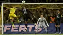 Di masa injury time babak pertama, PSG dihukum tendangan penalti akibat handball Goerginio Wijnaldum di dalam kotak penalti. (AFP/Loic Venance)