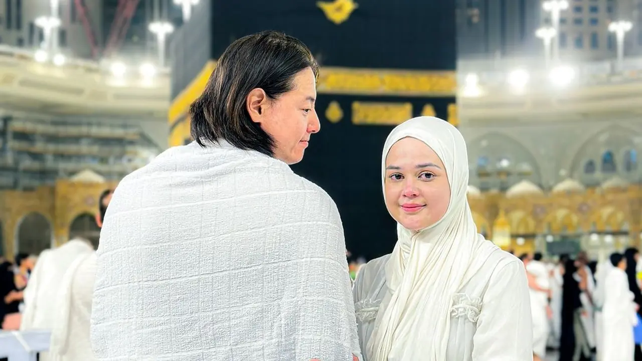 6 Potret Roger Danuarta dan Cut Meyriska Jalani Umrah, Khusyuk di Depan Ka'bah