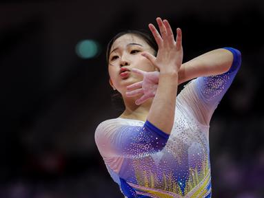 Pesenam Korea Selatan, Shin Solyi melakukan tarian pada nomor senam lantai dalam Kejuaraan Dunia Gimnastik 2025 di Indonesia Arena, Senayan, Jakarta, Senin (20/10/2025). (Bola.com/Bagaskara Lazuardi)