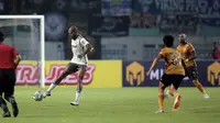 Pemain Persib Bandung, David Da Silva menguasai bola dalam laga pekan pertama BRI Liga 1 2022/2023 antara Bhayangkara FC melawan Persib Bandung di Stadion Wibawa Mukti, Cikarang, Minggu (24/7/2022). (Bola.com/Ikhwan Yanuar)