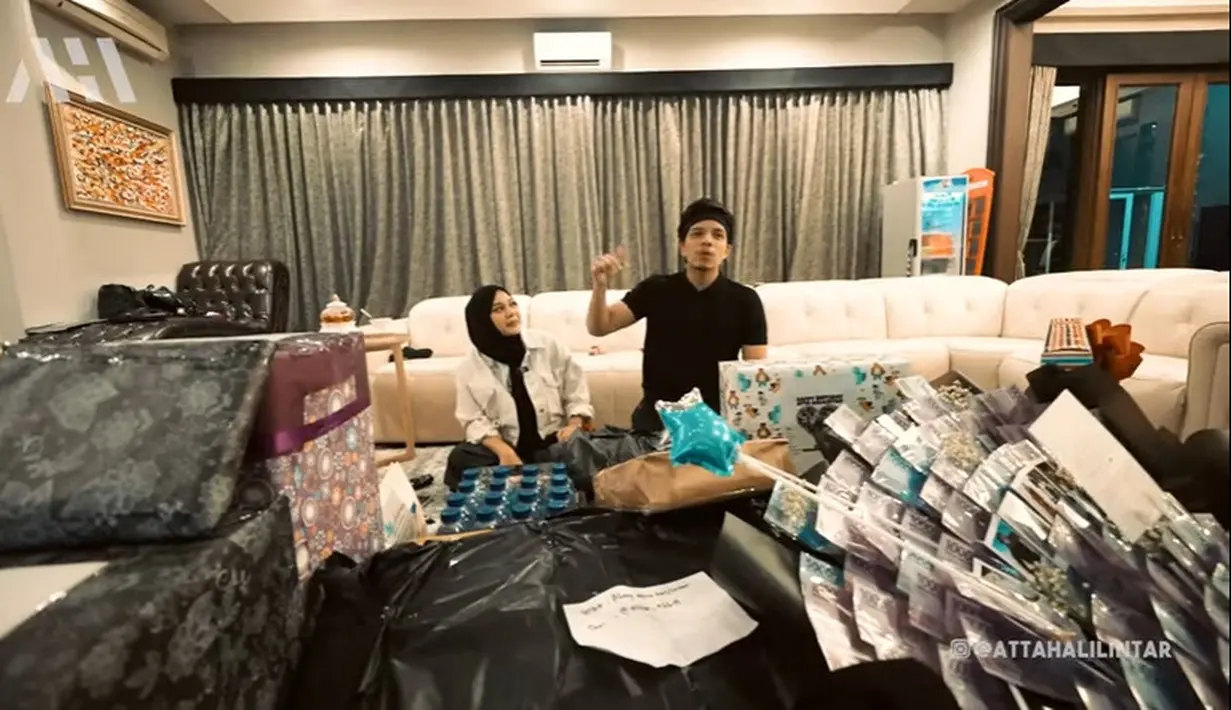 Atta Halilintar buka kado Ultah (Youtube/ AH)