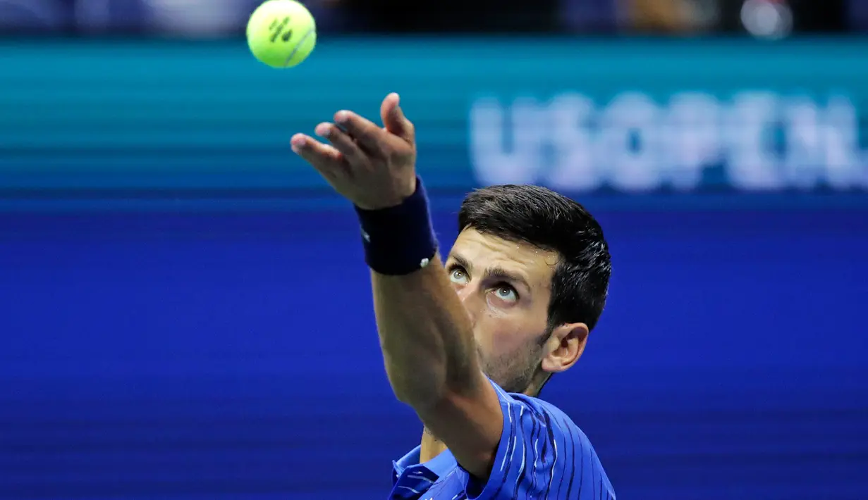 Petenis Serbia, Novak Djokovic bersiap mengembalikan bola ke arah lawannya Juan Ignacio Londero dari Argentina pada babak kedua AS Terbuka 2019 di Arthur Ashe Stadium, Rabu (28/8/2019). Novak Djokovic  lolos setelah menyudahi perlawanan Londero dengan skor 6-4, 7-6 (7-3), dan 6-1. (AP/Charles Krupa)