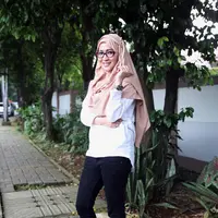 "Ini acara bulanan sih sebenernya. Biasanya ke panti asuhan. Kadang nyari orang-orang yang lagi viral di medsos. Bagi sedikit rejeki atau makanan aja," ujar Okie. (Nurwahyunan/Bintang.com)