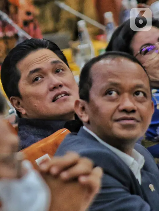 Menteri BUMN Erick Thohir (kanan) bersama Menteri Investasi atau Kepala Badan Koordinasi Penanaman Modal (BKPM) Bahlil Lahadalia (kiri) mengikuti rapat kerja bersama di kompleks Parlemen, Senayan, Jakarta, Kamis (8/9/2022). Rapat kerja antara Komisi VI DPR, Kementerian BUMN, dan Kementerian Investasi tersebut membahas kinerja keuangan BUMN yang terdampak utang luar negeri serta perkembangan investasi di Indonesia pada 2021 dan 2022. (Liputan6.com/Angga Yuniar)