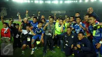 Manajer Persib, Umuh Muchtar (berkemeja) bersama sejumlah pemain merayakan kemenangan atas Mitra Kukar 3-1 di laga semi final Piala Presiden 2015 di Stadion Si Jalak Harupat, Bandung, Sabtu (10/10/2015). (Liputan6.com/Helmi Fithriansyah)