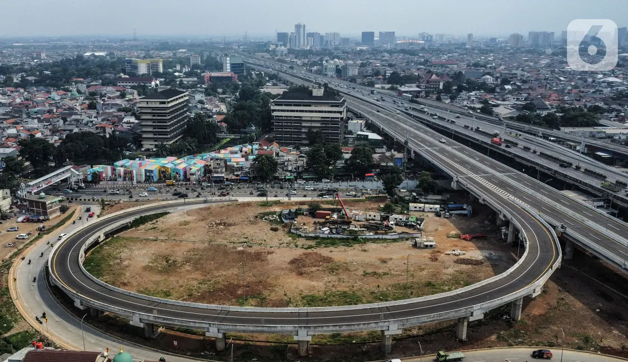 Pandangan udara Off Ramp Jatiwaringin Tol Becakayu yang mulai beroperasi, Selasa (25/10/2022). Kepala Dishub DKI Jakarta Syafrin Liputo mengungkapkan rekayasa lalu lintas dilakukan karena Off Ramp Jatiwaringin Tol Becakayu mulai beroperasi yang berlangsung hingga 4 November mendatang. (merdeka.com/Iqbal S. Nugroho)