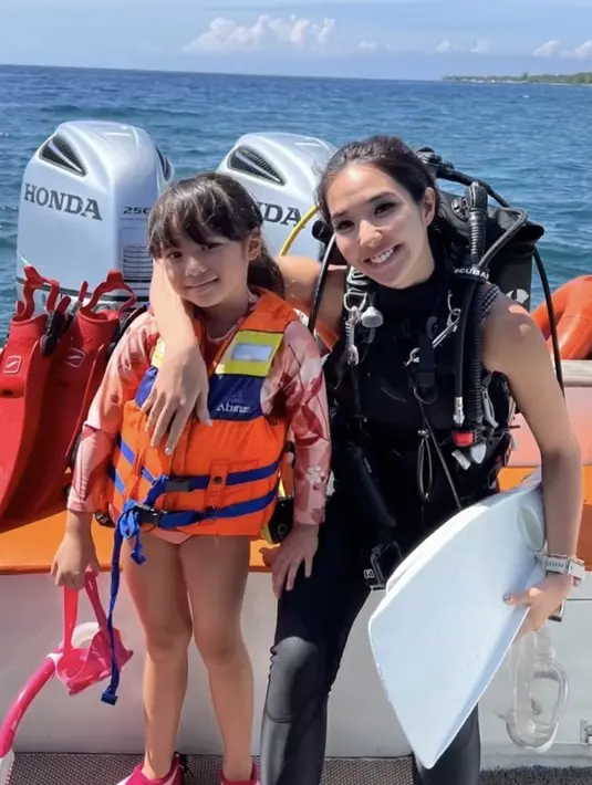 <p>Sebelum diving, Gisel pun menyempatkan diri berfoto dengan anak semata wayangnya. Nampak ia mengenakam tanktop dan celana selam hitam. Dengan rambut yang diikat.&nbsp;@gisel_la</p>