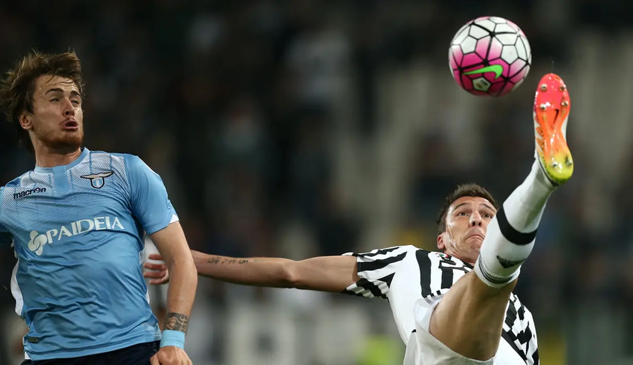 Aksi striker Juventus, Mario Mandzukic, saat melawan Lazio pada lanjutan Serie A di Stadion Juventus, Turin, Kamis (21/4/2016) dini hari WIB. (AFP/Marco Bertorello)