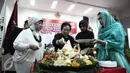 Rachmawati Soekarnoputri memotong tumpeng dalam memperingati Haul Bung Karno ke-46 di Jakarta, Senin (20/6). Dengan Haul tersebut diharapkan Bangsa Indonesia bisa menggali warisan pemikirannya. (Liputan6.com/Faizal Fanani)