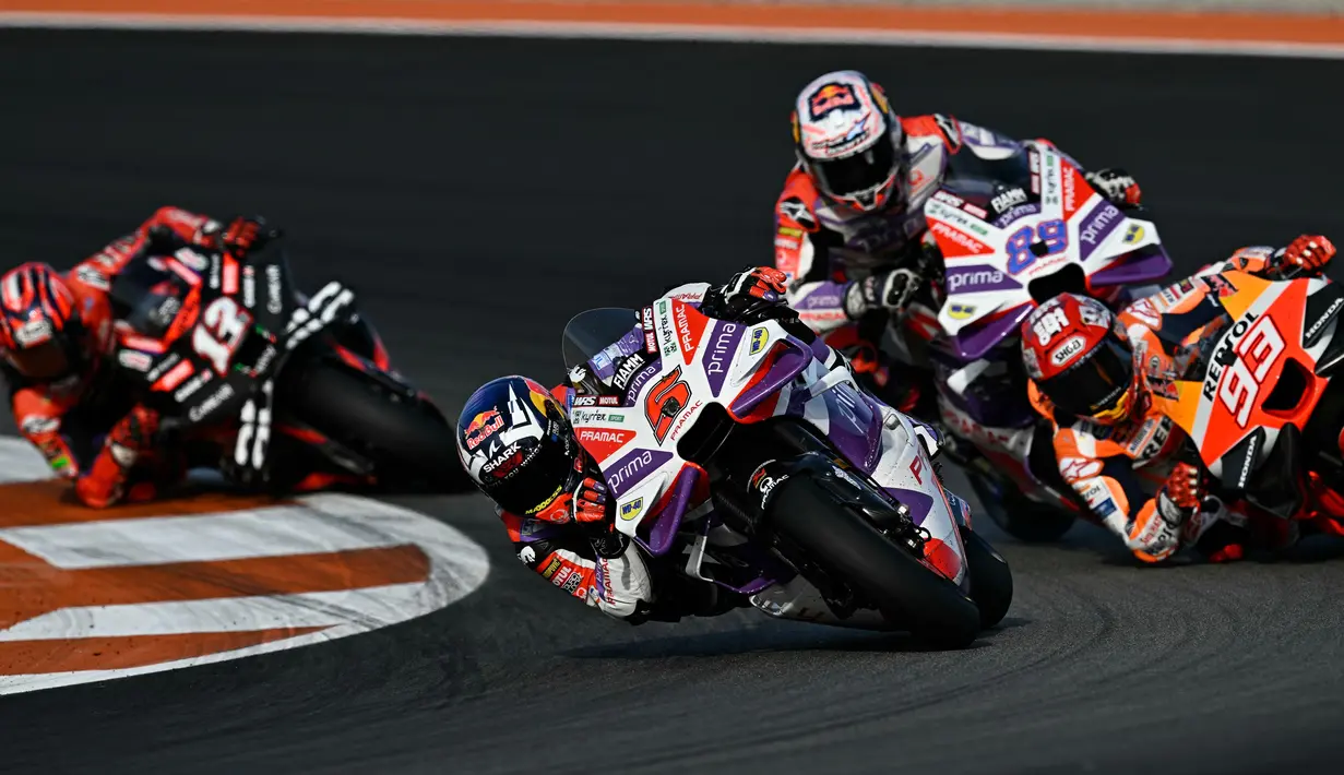 Pembalap Pramac Racing, Jorge Martin (dua kanan), berusaha mendahului pembalap lainnya dalam MotoGP Valencia yang berlangsung di Sirkuit Ricardo Tormo, Valencia, Spanyol Minggu (26/11/2023). Martin yang memulai balapan dari posisi enam berusaha untuk bersaing dalam perebutan gelar juara dunia MotoGP 2023 dengan Francesco Bagnaia. (AFP/Javier Soriano)