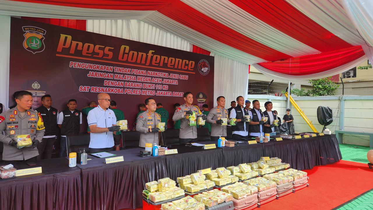 Satres Narkoba Polres Metro Jakarta Barat menangkap komplotan bandar narkoba asal Aceh, yakni Murtala Ilyas (MT) bersama enam anak buahnya atas peredaran nerkoba jenis sabu seberat 110 Kg.