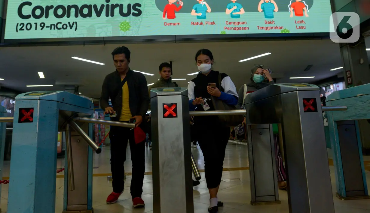 Pengguna KRL mengenakan masker saat berada di Stasiun Sudirman, Jakarta, Selasa (4/2/2020). PT Kereta Commuter Indonesia (KCI) melakukan sosialisasi tentang pencegahan penyebaran virus corona sambil membagikan masker secara gratis kepada penumpang. (merdeka.com/Imam Buhori)