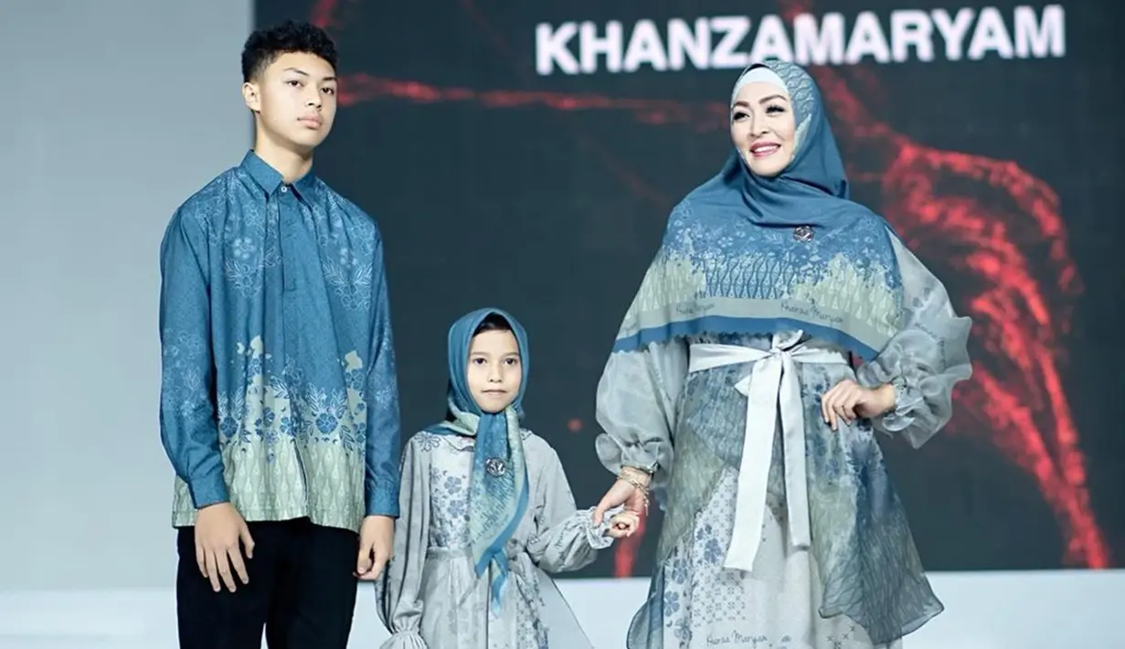 Dalam acara Jakarta Fashion Trend 2023 itu Angelina Sondakh dan Keanu juga menggandeng seorang anak perempuan. Mereka tampil kompak dengan busana muslim bernuansa biru. 'Buah jatuh tak jauh dari pohonnya' menjadi peribahasa yang cocok disematkan untuk ibu dan anak tersebut. (Liputan6.com/IG/angelinasondakh09)