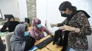 Pengungsi melakukan pelatihan komputer di Peace Educational Shelter, Cisarua, Jawa Barat, Selasa (17/1/2023). Kegiatan yang diinisiasi oleh Peace Educational Shelter secara gratis dengan tenaga pengajar berasal dari para pengungsi sendiri di tengah keterbatasan dana dan tenaga mereka yang bertujuan mengisi kesibukan sehari-hari dengan berbagai kegiatan positif  di tengah ketidakpastian mereka mendapatkan tempat di pihak negara ketiga. (merdeka.com/Arie Basuki)