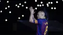 Gelandang Barcelona, Andres Iniesta, menyapa suporter saat momen perpisahan pada laga La Liga Spanyol di Stadion Camp Nou, Barcelona, Minggu (20/5/2018). Dirinya berpisah dengan klub yang 22 tahun telah dibela. (AFP/Lluis Gene)