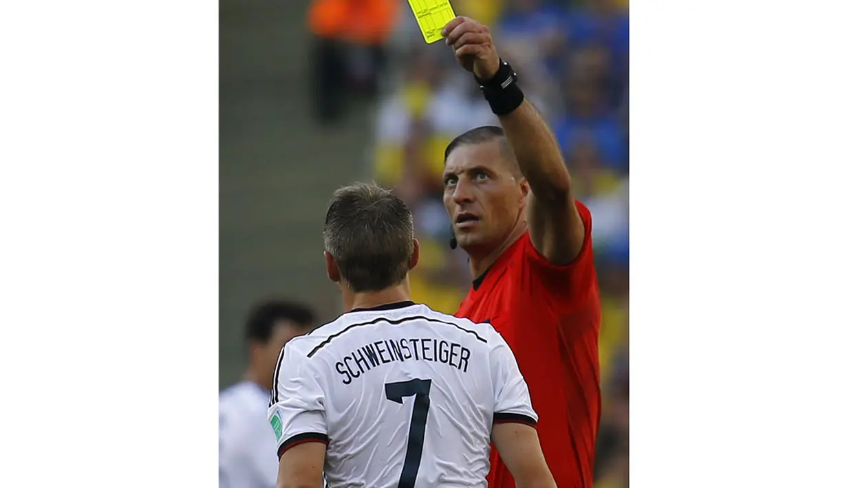 Gelandang Timnas Jerman, Bastian Schweinsteiger (membelakangi lensa) harus menerima kartu kuning dari wasit Nestor Pitana di perempat final Piala Dunia 2014 di Stadion Maracana, Rio de Janeiro, (4/7/2014). (REUTERS/Kai Pfaffenbach)