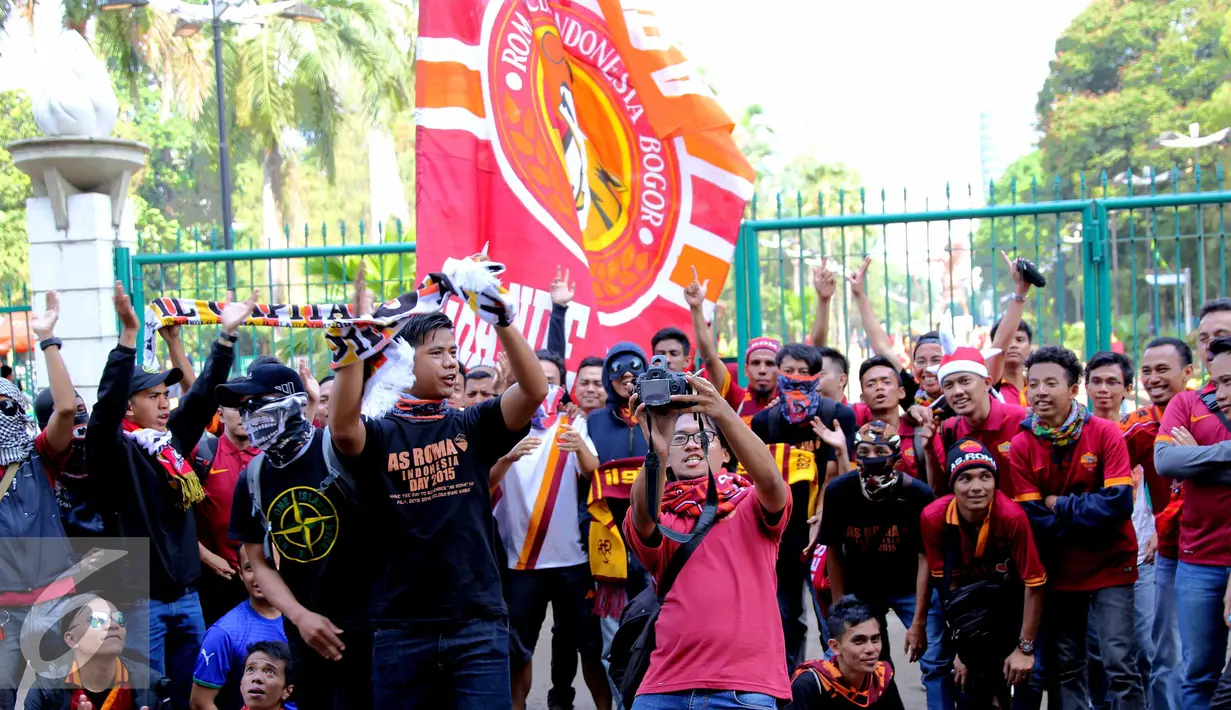 Sejumlah suporter AS Roma berpose bersama sebelum menyaksikan tim kesayangannya bertanding di Gelora Bung Karno, Jakarta, Sabtu (25/7/2015). Tim berjuluk Giallorossi akan menggelar pertandingan intern antara skuadnya. (Liputan6.com/Herman Zakharia)
