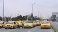 Ratusan sopir taxi di Bogota memblokir jalan utama kota menolak keberadaan taxi Uber.