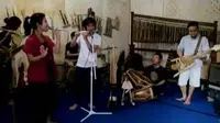 Di tangan kreatif pria asal Cimahi, Jawa Barat, Adang Muhidin mampu membuat 14 jenis alat musik dari bambu.