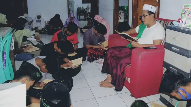 KH Hizbullah Huda atau Gus Huda, menyulap kawasan prostitusi jadi kompleks pondok pesantren, di Majenang, Cilacap, Jawa Tengah. (Foto: Liputan6.com/Imam Hamidi untuk Muhamad Ridlo)