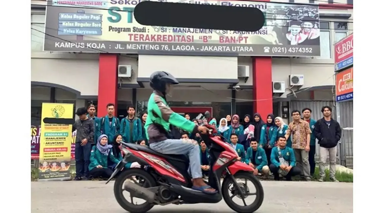 6 Potret Mahasiswa Gagal Foto Bersama Karena Motor Lewat Ini Bikin Elus Dada